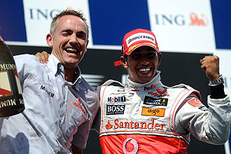 Whitmarsh celebra junto a Hamilton el triunfo en el circuito de Hungaroring.