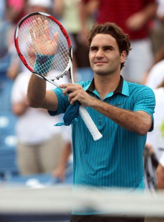 Roger Federer saluda al pblico tras su triunfo en los cuartos de final de Cincinnati.