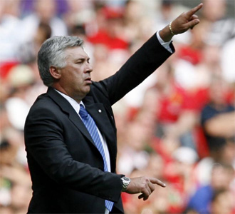 Carlo Ancelotti da instrucciones en un partido con el Chelsea