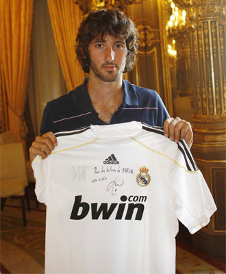 Granero posando con la camiseta del Real Madrid.