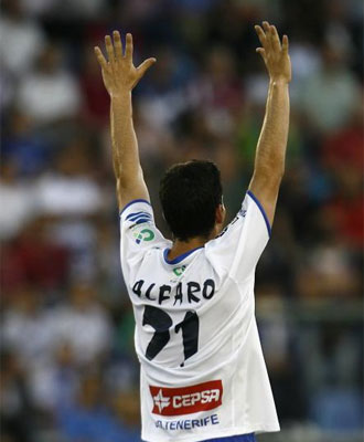 Alejandro Alfaro con la camiseta del Tenerife.