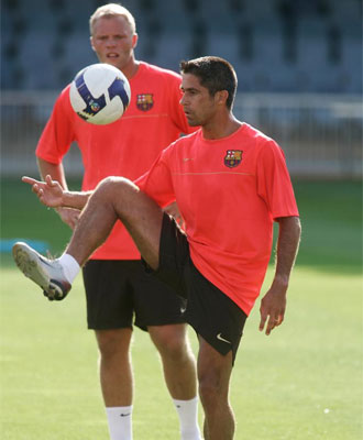 Sylvinho y Gudjohnsen durante un entrenamiento del Bara.