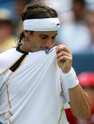 David Ferrer se lamenta en Cincinnati en un choque ante Roger Federer.