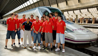 Los jugadores, junto al AVE que les llev a Zaragoza.