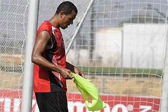 Luis Fabiano descansa apoyado sobre un poste en un entrenamiento del Sevilla.