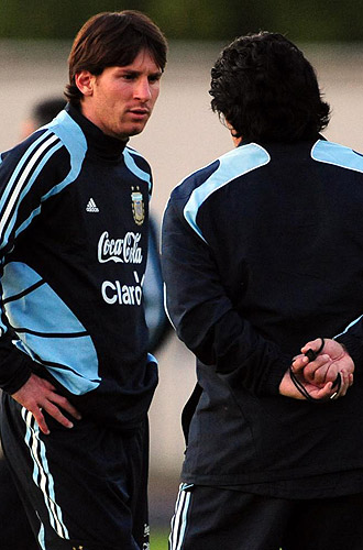 Maradona con Messi, durante un entrenamiento de la seleccin argentina