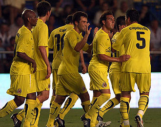 Los jugadores del Villarreal celebran uno de los goles del partido