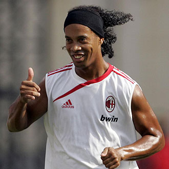 Ronaldinho entrenndose con el Milan
