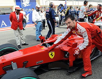 Emilio Botn observando un Ferrari