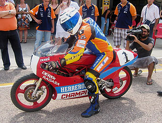 Champi Herreros, sobre su moto en Cheste.