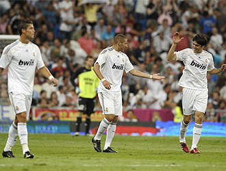 Benzema y Kak celebran un gol en pretemporada