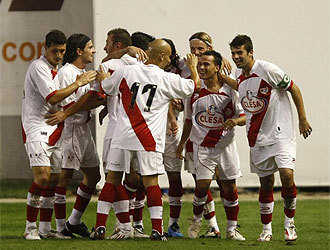 Los jugadores del Rayo Vallecano celebran un gol esta pretemporada.