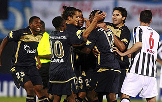 El Liga Universitaria de Quito celebrando un gol contra el Libertad