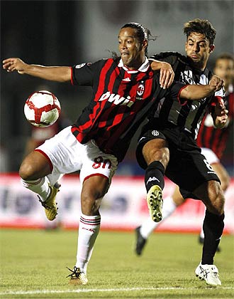 Ronaldinho pugna con Vergassola, jugador del Siena, durante la primera jornada del Calcio.