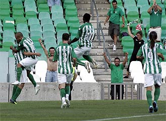 Los jugadores heliopolitanos celebran uno de los goles.