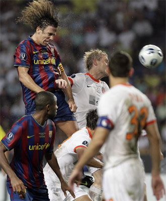 Puyol rematando un corner durante la Supercopa de Europa.