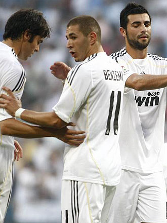 Benzema, con el '11' a la espalda, celebra el primer gol del Madrid