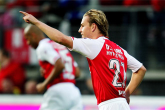Brett Holman celebra su tanto ante el Willem II
