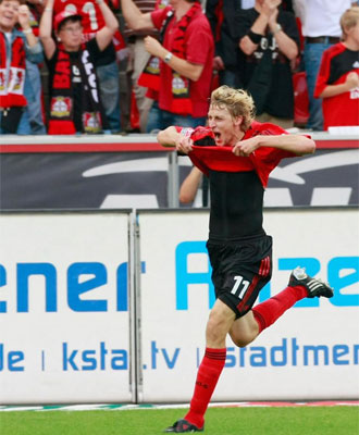 Stefan Kiessling celebra su gol al Bochum.