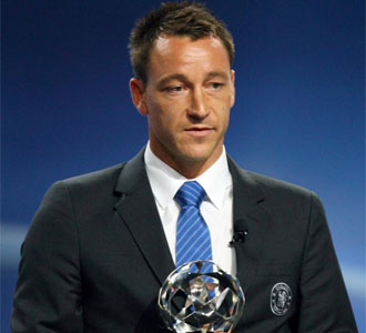 John Terry, recogiendo el trofeo al mejor defensa de la pasada edicin de la 'Champions'