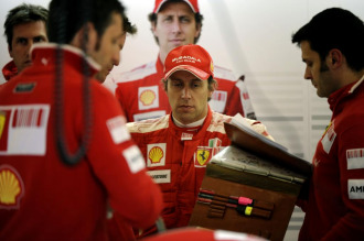 Luca Badoer, en el 'box' de Ferrari.