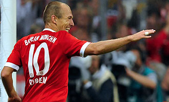 Robben celebra uno de los dos goles que hizo en su debut
