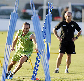Sergio Garca seguir a las rdenes de Antonio Tapia, el tcnico que observa un ejercicio del delantero durante un entrenamiento de esta temporada