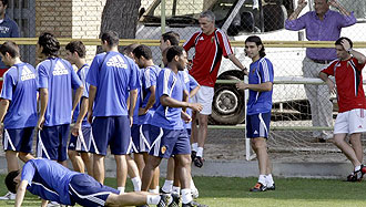 Marcelino observa a sus jugadores en un entrenamiento