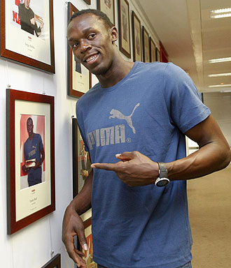 Usain Bolt muestra orgulloso su fotografa con el MARCA Leyenda