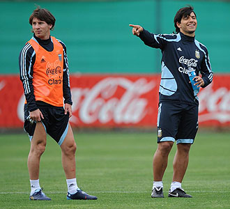 Leo Messi, junto a Sergio Agero, en el entrenamiento de Argentina.