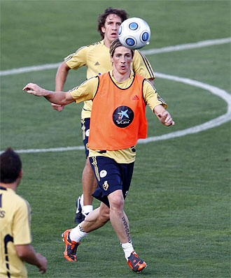 Fernando Torres, con Puyol detrs, en el entrenamiento de la seleccin.
