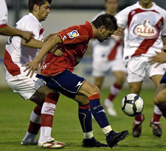 Portillo controla un baln ante la presencia de Salva en el amistoso entre Osasuna y Rayo Vallecano.