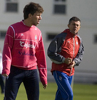Nayar, en primer trmino, y su ex entrenador Lucas Alcaraz, al fondo, durante un entrenamiento de la pasada temporada