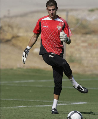 Javi Varas, durante un entrenamiento del Sevilla.