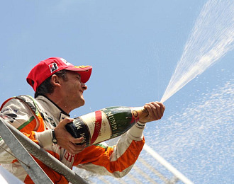 Fisichella celebra el segundo puesto lgorado en Spa.