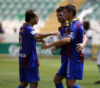 El Huesca celebra un gol durante el partido con el Elche