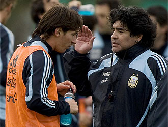 Maradona anima a Messi en un entrenamiento.