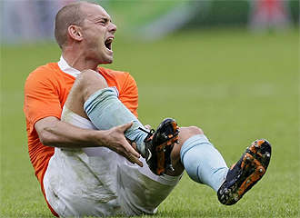 Wesley Sneijder se queja de su tobillo.
