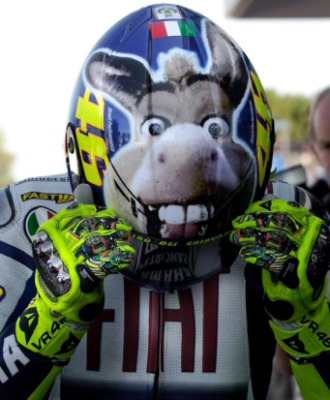 Rossi con su nuevo casco.