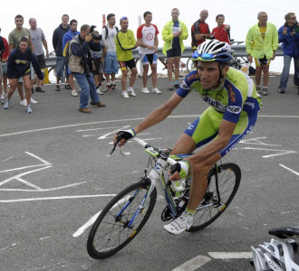 Ivan Basso subiendo el Alto de Aitana.