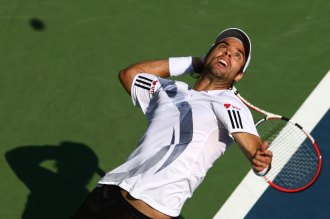 Fernando Gonzlez realiza un servicio ante Tomas Berdych en el US Open.