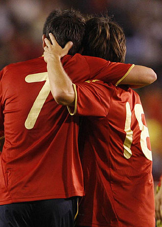 Villa y Silva se abrazan tras un gol ante Blgica