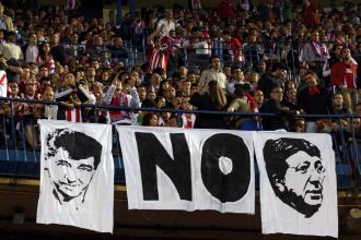 En la imagen, una pancarta contraria a la gestin de Miguel ngel Gil Marn y Enrique Cerezo en el Vicente Caldern.