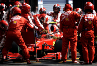 Kimi Raikkonen pasa por el 'box' de Ferrari, en el Gran Premio de Blgica.