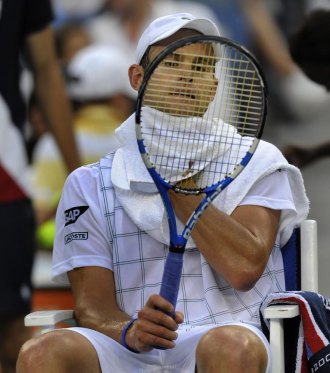 Andy Roddick mira fijamente su raqueta durante un partido del US Open.