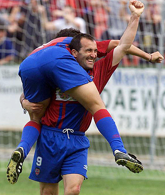 Paco Salillas celebra con un compaero uno de los muchos goles marcados con la camiseta del Levante, en este caso en la temporada 2000/01