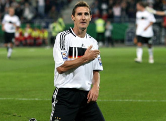 Klose celebra uno de sus goles