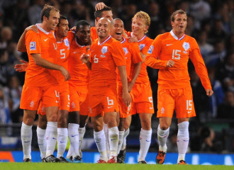 Los holandeses celebran el tanto de la victoria