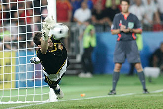 Casillas detiene uno de los penaltis a Italia en los cuartos de la Eurocopa 2008