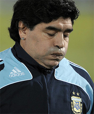 Maradona resopla tras perder ante Paraguay